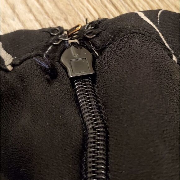 🔺️Chaps Black & White Print Flowy Asymmetric Skirt Size 10 - Picture 6 of 9